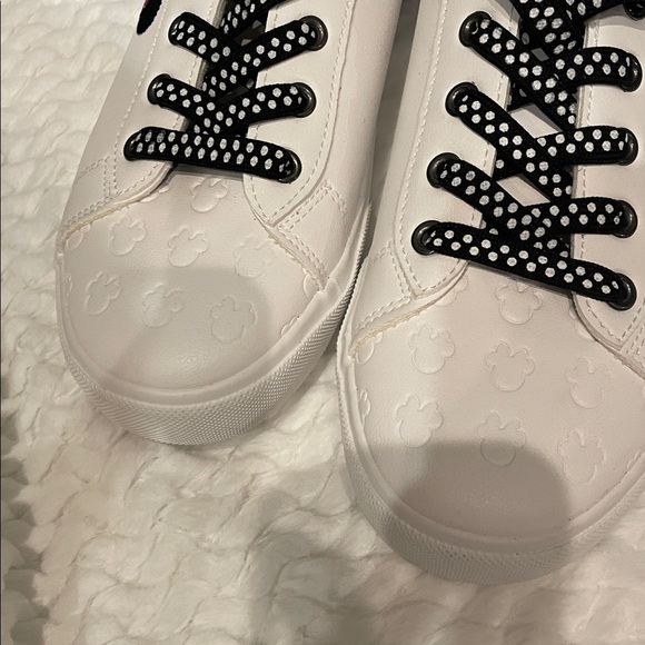 White Minnie Mouse Sneakers with Red and Black Accents not worn size 9.5 - Picture 3 of 6